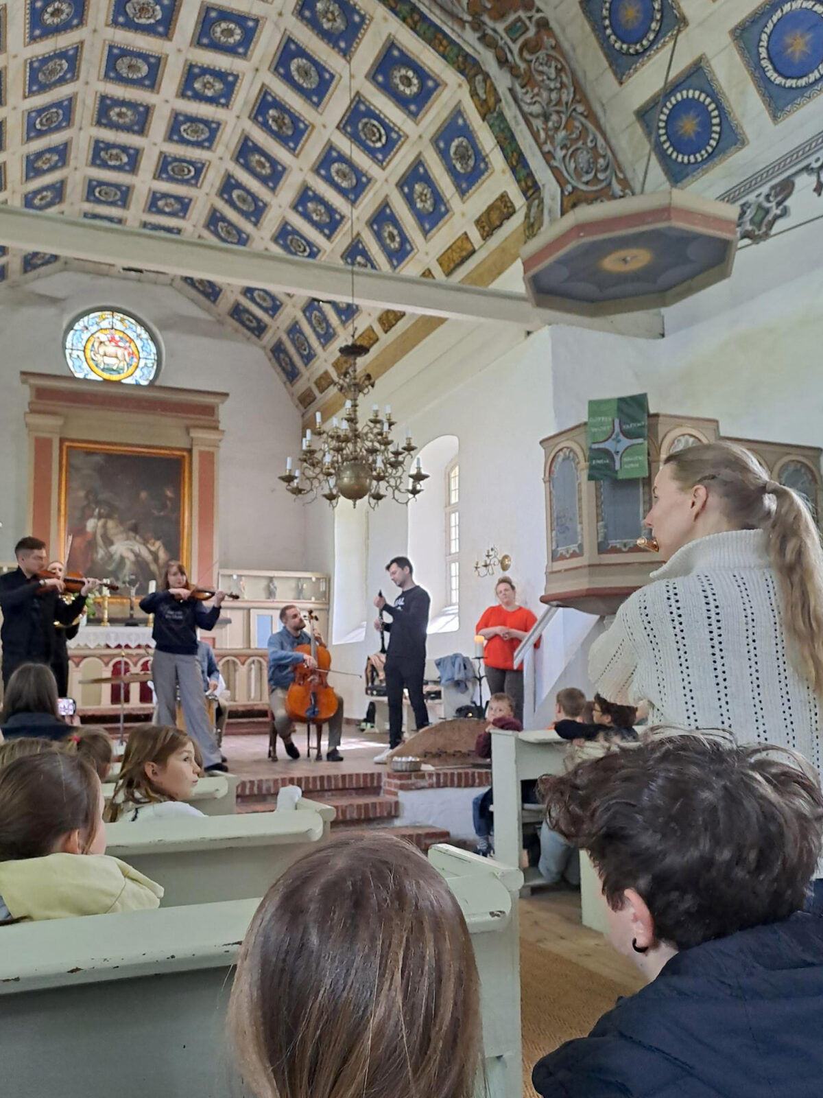Musikerinnen spielen in der Kirche auf ihren Instrumenten