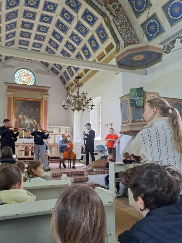 Musikerinnen spielen in der Kirche auf ihren Instrumenten